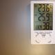 Универсальный термометр TA298 показывающий температуру на улице, в помещении, влажность и время