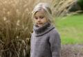 Swetry z dzianiny dla dziewcząt w różnym wieku: opisy i wzory